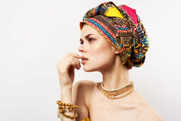 Όμορφη γυναίκα πολύχρωμο τουρμπάνι εθνοτικής μόδας ποζάρουν — Φωτογραφία Αρχείου