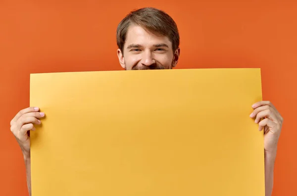 Lustig Mann gelb Attrappe Poster Rabatt orange Hintergrund — Stockfoto