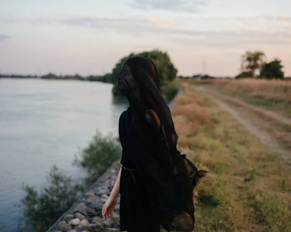 Hezká žena černá látka pózování příroda krajina chůze — Stock fotografie