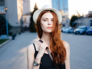 Kadınlar yaz tatilinde açık hava kafeterya iletişimi