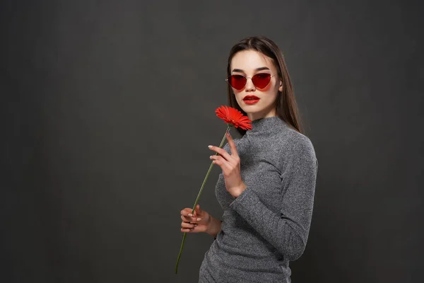 Kırmızı çiçekli güzel kadın dudakları parlak makyaj stüdyosu — Stok fotoğraf