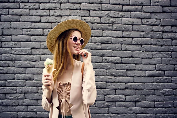 Красивая женщина на улице с моделью отпуска мороженого — стоковое фото