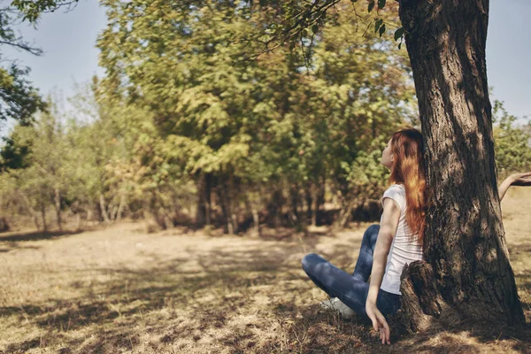 Pretty woman outdoors by the tree nature Lifestyle summer — Stock Photo, Image