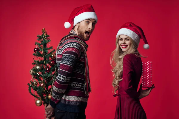 Emotionale Mann und Frau Geschenke Weihnachten Neujahr roter Hintergrund — Stockfoto