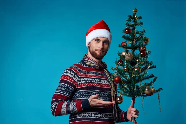 Noel Baba şapkalı yakışıklı adam izole edilmiş bir tatil belgesi tutuyor. — Stok fotoğraf