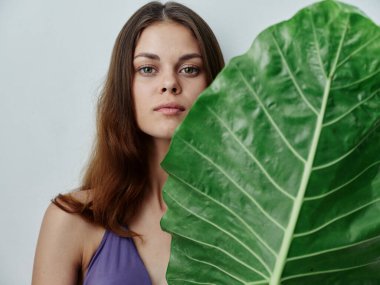 Mayolu kadın yeşil yapraklı egzotik izole edilmiş arka plan modeli