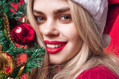 Mutlu kadın Noel dekorasyonu tatil cazibesi yakın plan