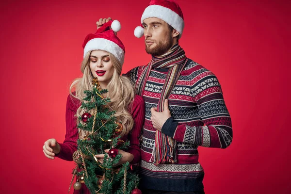 Mann und Frau in Neujahrskleidung feiern gemeinsam Weihnachten — Stockfoto