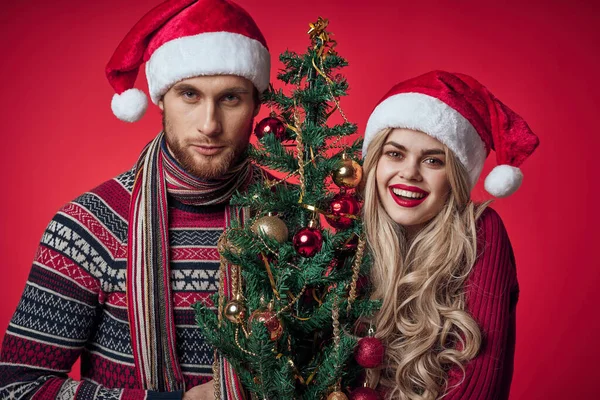 Vrolijk getrouwd paar vieren kerst nieuwjaar rood achtergrond — Stockfoto