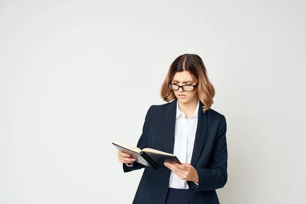 Donna d'affari in giacca e cravatta con gli occhiali stile elegante lavoro manager — Foto Stock