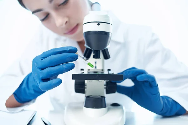 Γυναίκα βοηθός εργαστηρίου μικροσκόπιο έρευνα βιοτεχνολογία επιστήμη — Φωτογραφία Αρχείου