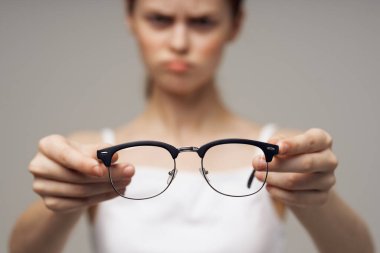 Huysuz kadın görme bozukluğu sağlık sorunları olumsuz ışık geçmişi