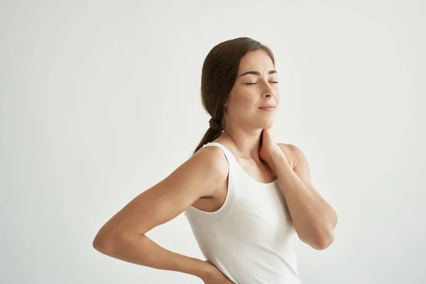 Beyaz tişörtlü kadın eklem ağrısı sağlık sorunları — Stok fotoğraf