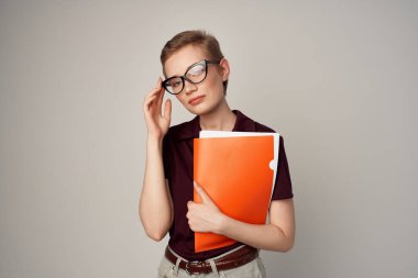 Kırmızı tişörtlü kız öğrenci klasik tarz izole edilmiş arka plan