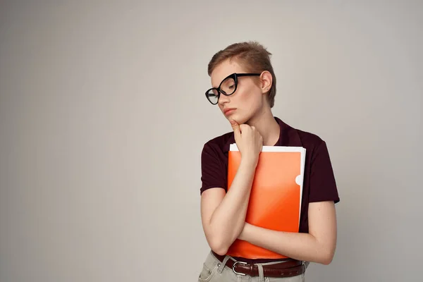 Mooie vrouw in een rood shirt klassieke stijl lichte achtergrond — Stockfoto