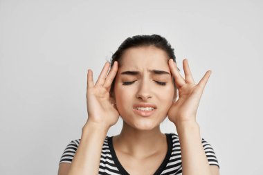 Migren depresyonu geçiren hasta bir kadın var.