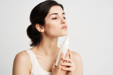 Beyaz atletli kadın vücut losyonunu temiz cilt tazeleme