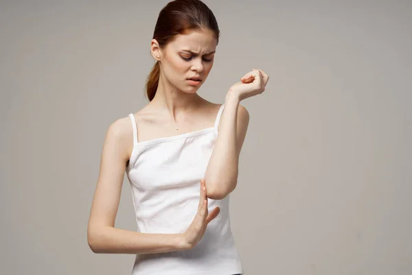 Vrouw Wit Shirt Aanraken Elleboog — Stockfoto