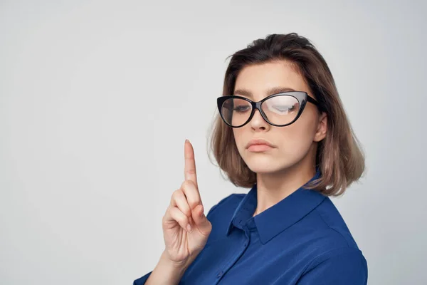 Vrouw met bril in blauw shirt mode poseren elegante stijl — Stockfoto