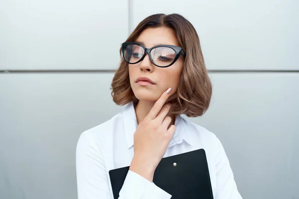 Donna d'affari documenti ufficio di lavoro professionale vicino edificio — Foto Stock