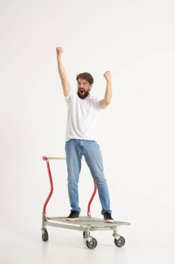 Sakallı adam süpermarket Hayat tarzı eğlenceli ışık arka planı