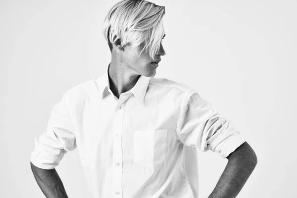 Elegant man i vit skjorta mode frisyr poserar självförtroende — Stockfoto
