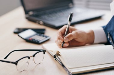 Yönetici bir dizüstü bilgisayarın önünde oturuyor. Finans uzmanı.