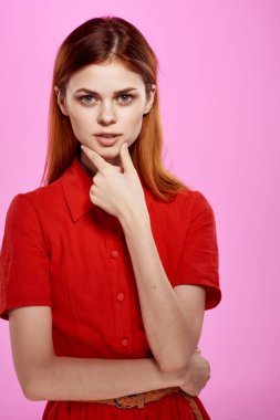 Pembe arka planda kırmızı elbiseli güzel bir kadın. Yüksek kalite fotoğraf