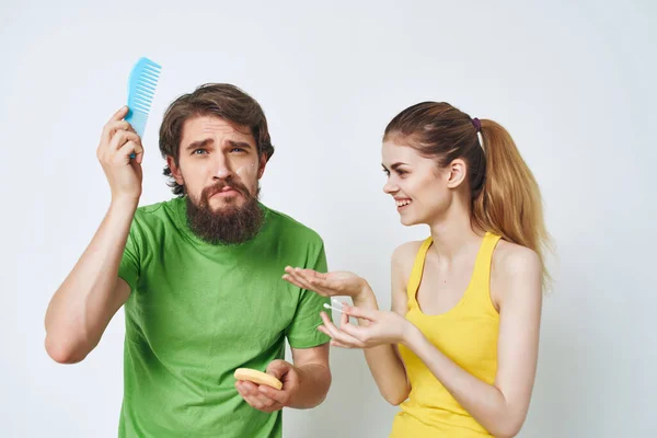 Mladý pár v mnohobarevné trička péče o pleť holení — Stock fotografie