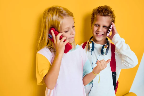 Junge und Mädchen im Teenageralter sprechen und lächeln Emotionen Freude Studio Ausbildungskonzept — Stockfoto