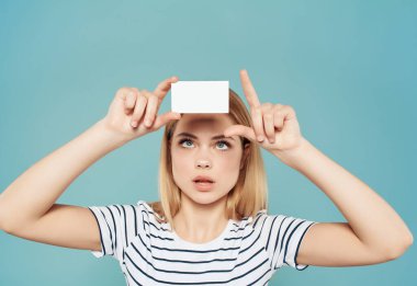 Stüdyoda elinde kartviziti olan güzel bir kadın. Yüksek kalite fotoğraf