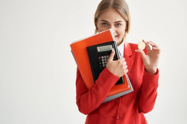 Arka planda kripto parası olan bir kadın. Yüksek kalite fotoğraf