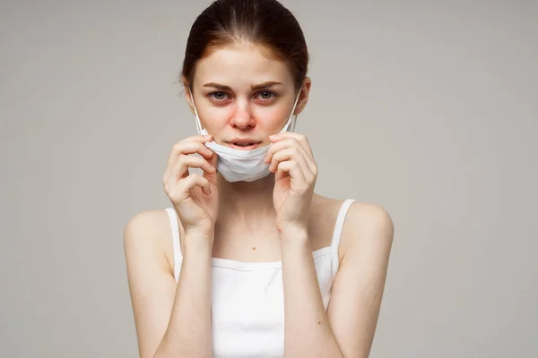 Zieke Vrouw Met Gezichtsmasker Geïsoleerde Achtergrond Hoge Kwaliteit Foto — Stockfoto