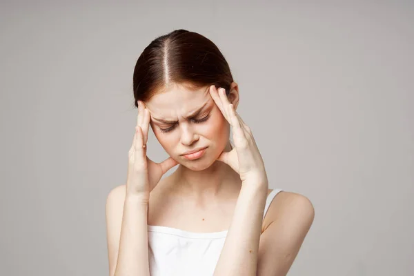 Kobieta Bólem Głowy Problemy Zdrowotne Odosobnionym Tle Wysokiej Jakości Zdjęcie — Zdjęcie stockowe