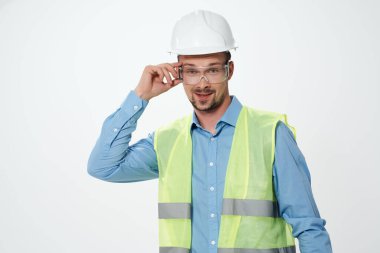 Beyaz miğferli adam hafif arka plan mühendisi