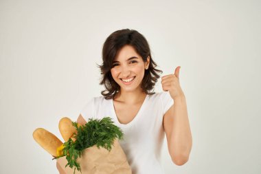 Market alışverişi paketiyle esmer.