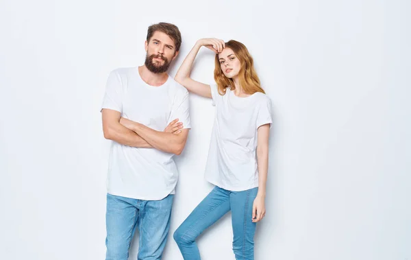 Giovane coppia in t-shirt bianche e jeans Amicizia sulle emozioni mockup — Foto Stock