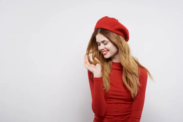 Mujer Alegre Con Una Gorra Roja Cabeza Sobre Fondo Aislado — Foto de Stock