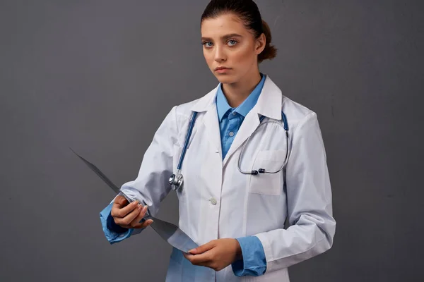 Kvinnlig läkare radiolog diagnostik röntgen forskning — Stockfoto