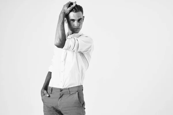 Férfi divatos frizurák önbizalom fehér ing pózol — Stock Fotó