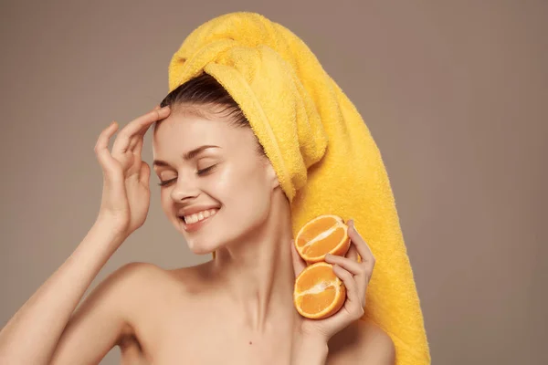 Bella donna spalle nude con vitamine della frutta in posa primo piano — Foto Stock