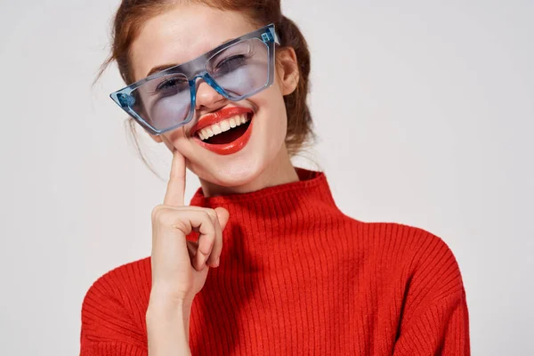 Kvinna Fashionabla Blå Glasögon Poserar Ljus Bakgrund Högkvalitativt Foto — Stockfoto