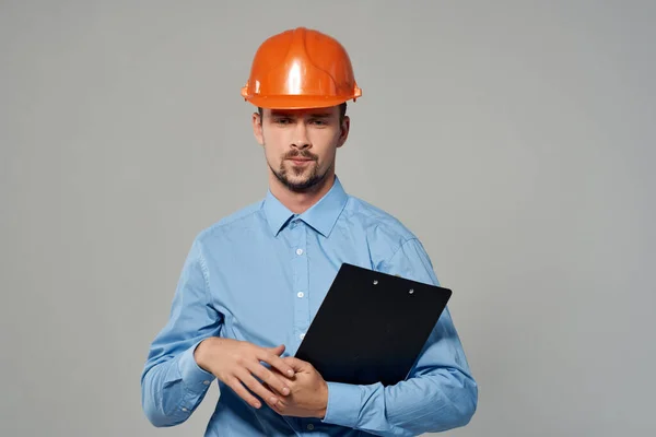 Mann im blauen Hemd mit professionellem Hintergrund — Stockfoto