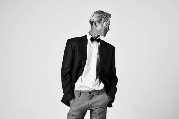 Homem de terno arco gravata moda penteado estilo elegante modelo — Fotografia de Stock
