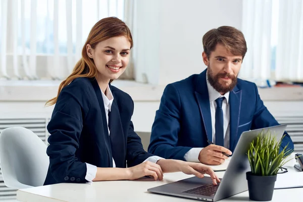 Mann und Frau arbeiten gemeinsam vor Laptop-Bürotechnik — Stockfoto