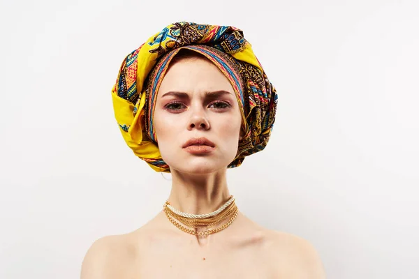 Bella Donna Turbante Multicolore Posa Sfondo Chiaro Foto Alta Qualità — Foto Stock