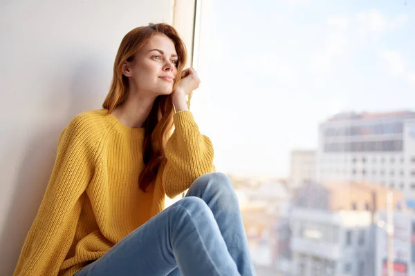 Mooie Vrouw Poseren Bij Het Raam Hoge Kwaliteit Foto — Stockfoto