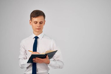 Takım elbise bürosunun müdürüyüm.