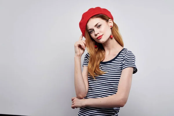 Vacker Kvinna Bär Röd Hatt Poserar Ljus Bakgrund Högkvalitativt Foto — Stockfoto