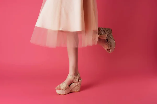 Femmes pieds chaussures basing mode rose fond — Photo